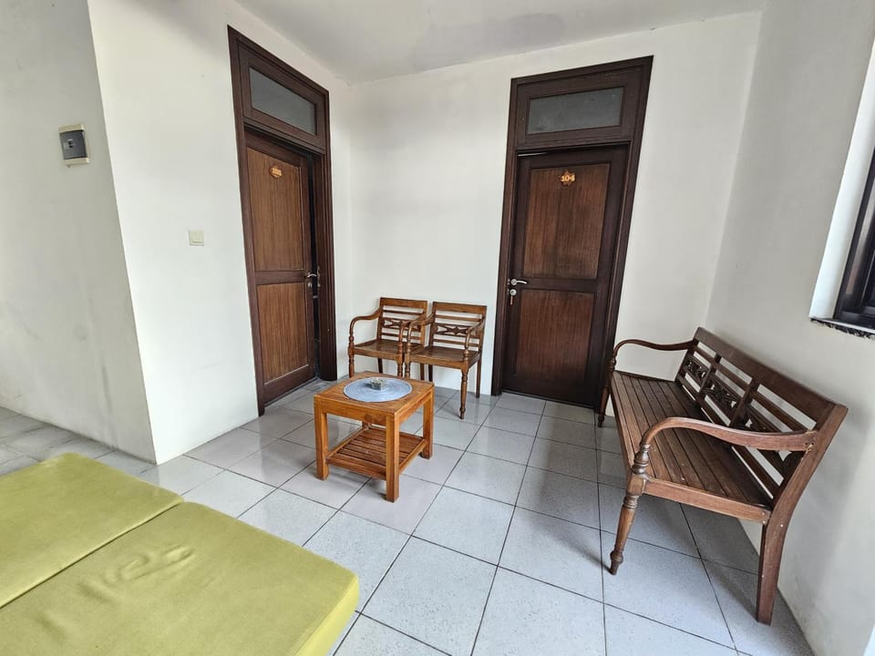 Airport Breeze Guest House Bed and Breakfast in Kuta