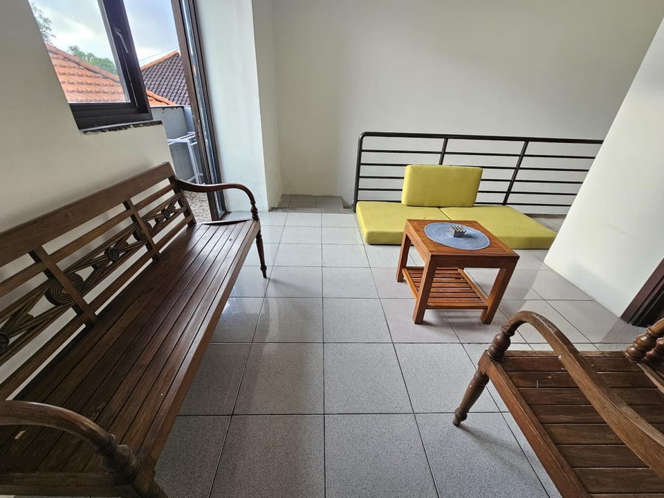 Airport Breeze Guest House Bed and Breakfast in Kuta