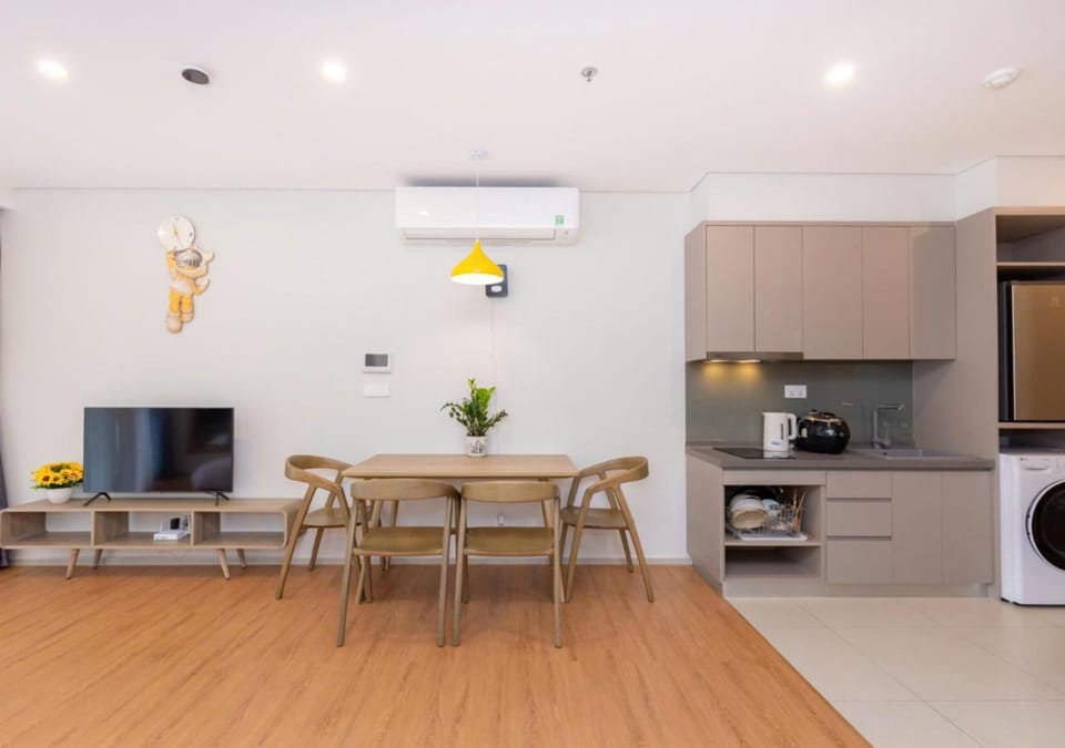 TV and multimedia, Kitchen or kitchenette, Dining area, stove, air conditioner