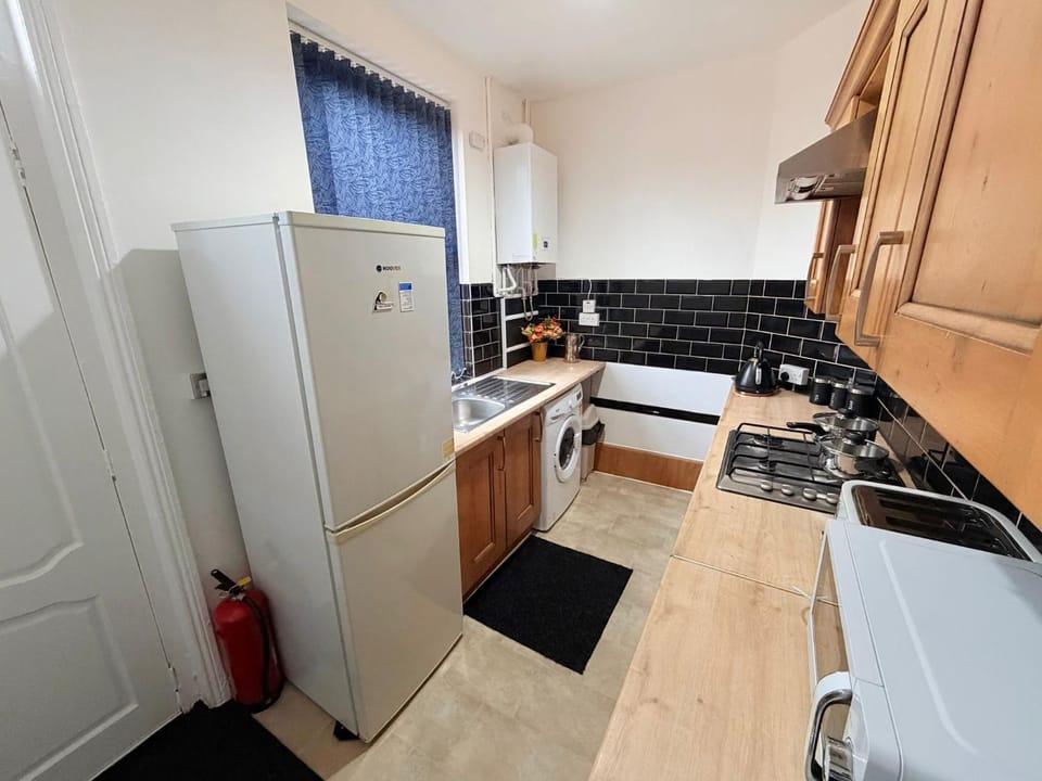Cozy corner - 3 Bedroom Full House - Perfect for Families, Couples And Company Contractors House in Wakefield