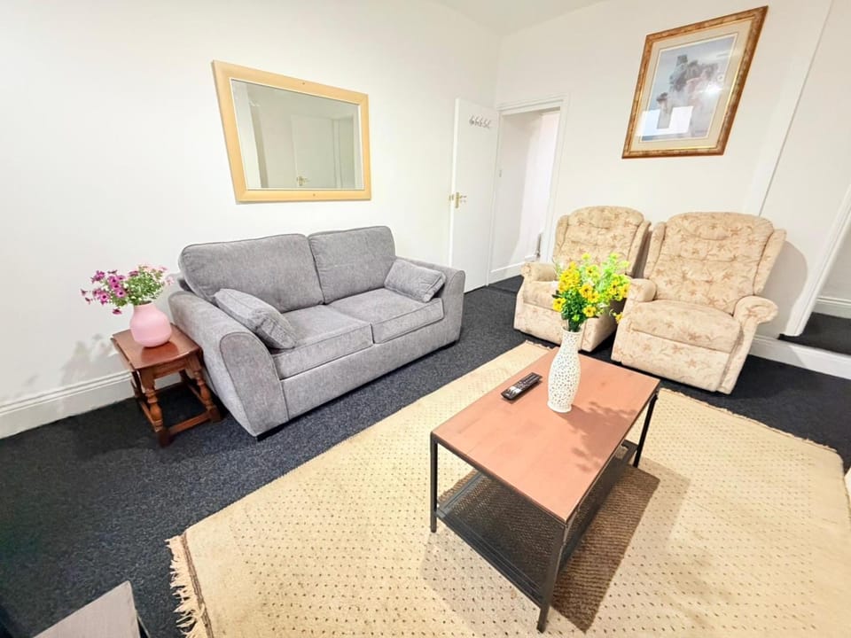 Cozy corner - 3 Bedroom Full House - Perfect for Families, Couples And Company Contractors House in Wakefield