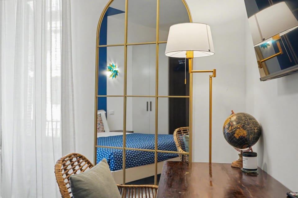 Bed, Seating area, Bedroom