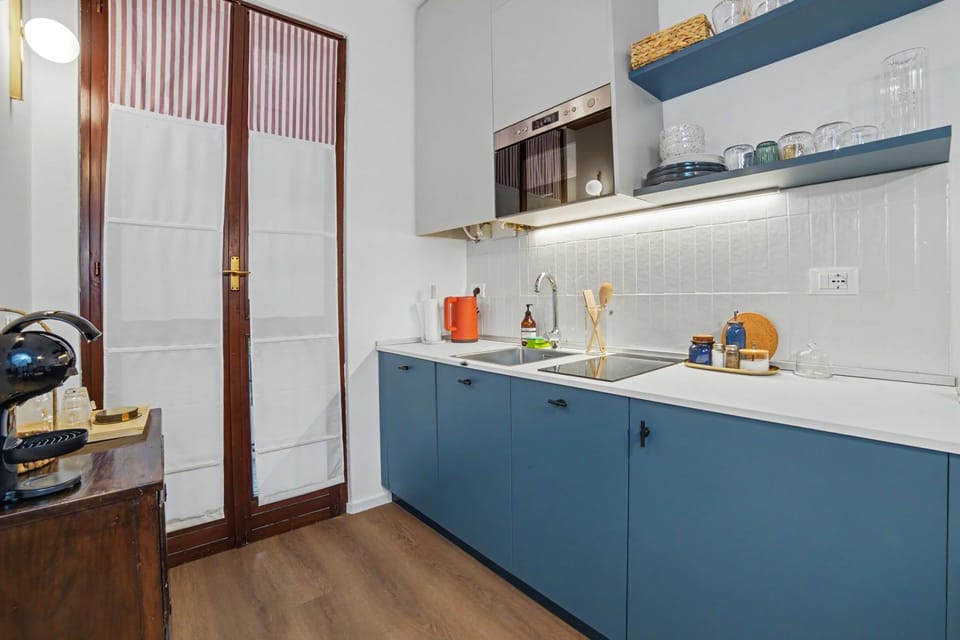 Coffee/tea facilities, Kitchen or kitchenette, stove