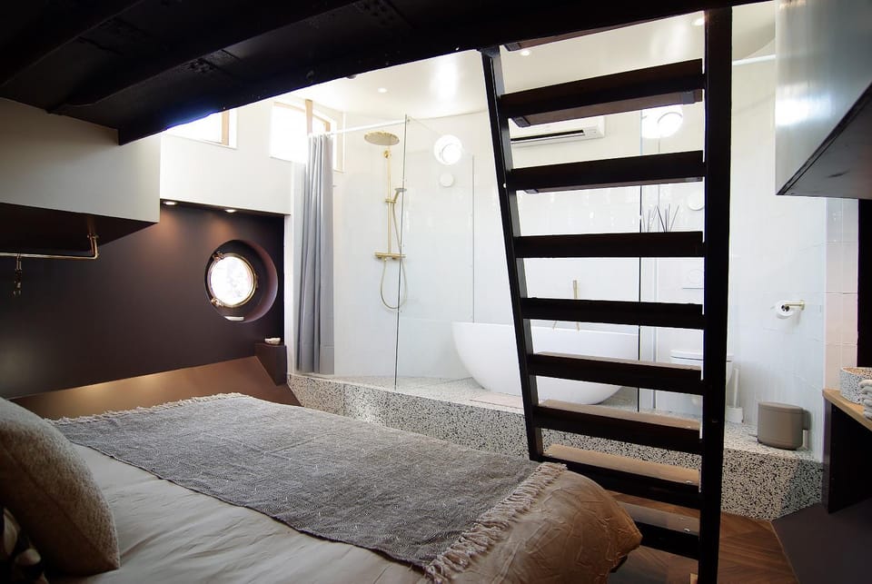 Boutique Canal Houseboat Bed and Breakfast in Haarlem