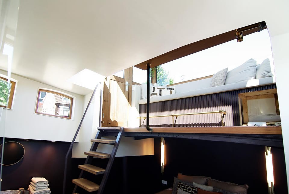 Boutique Canal Houseboat Bed and Breakfast in Haarlem