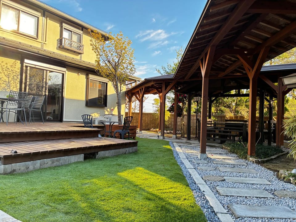 Property building, Spring, Day, Garden