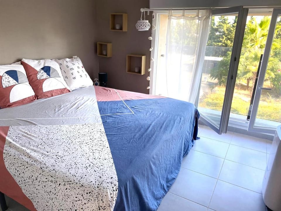 Bedroom, towels