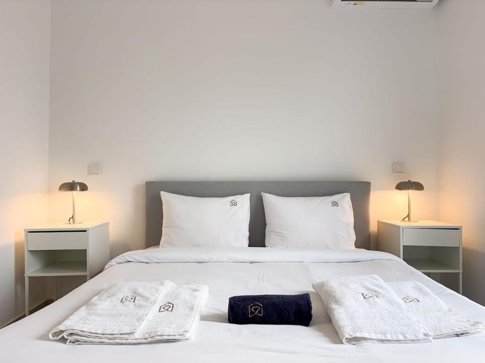 Bed, Bedroom, towels