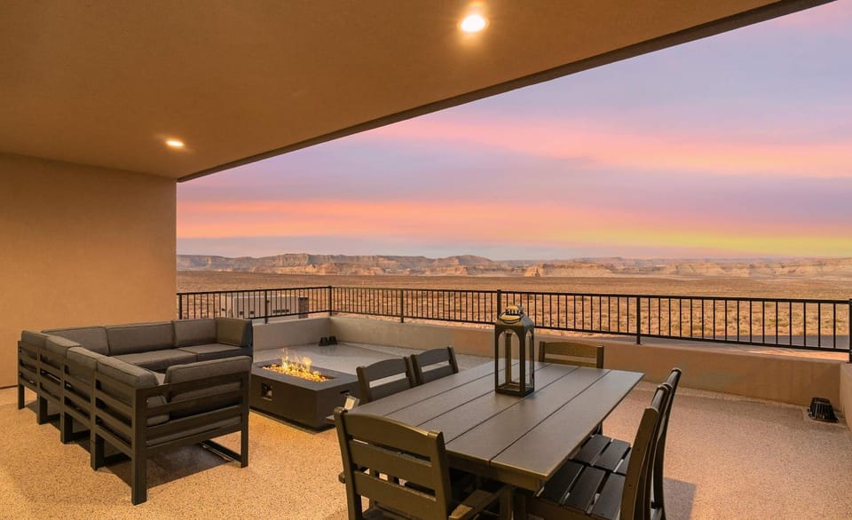 The Lookout- Luxe Hot Tub Firepit 50-Mile Views House in Lake Powell