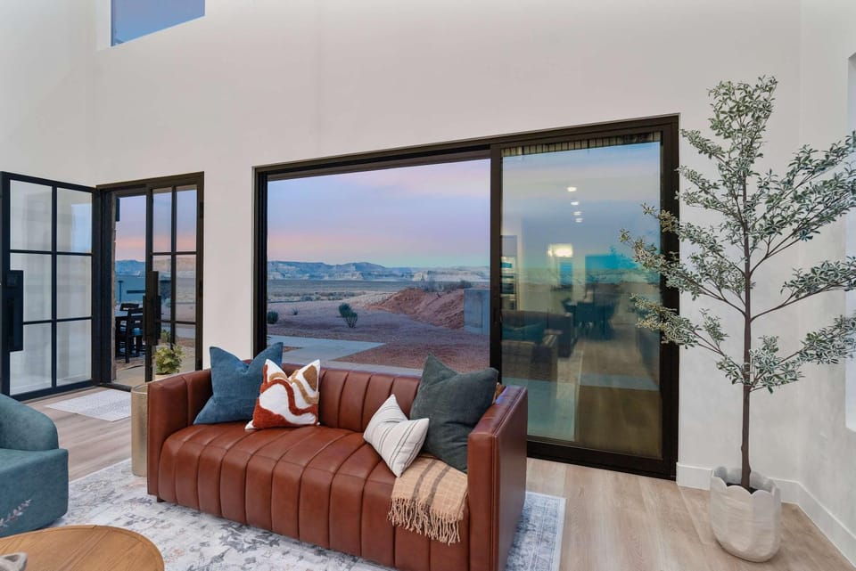 The Lookout- Luxe Hot Tub Firepit 50-Mile Views House in Lake Powell