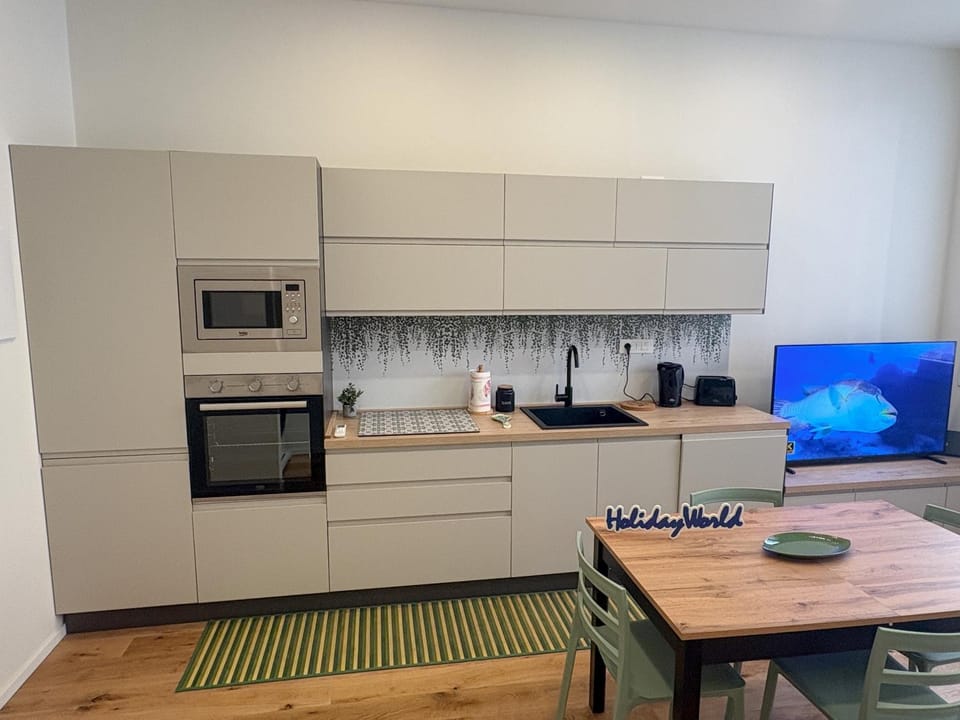 Kitchen or kitchenette, Dining area, oven