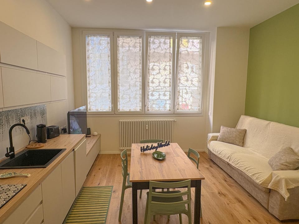 TV and multimedia, Kitchen or kitchenette, Living room, Seating area, Dining area