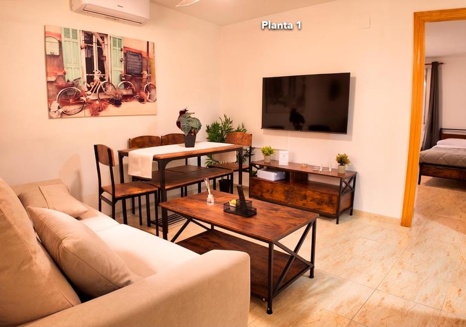 TV and multimedia, Living room, Photo of the whole room, Dining area, Evening entertainment