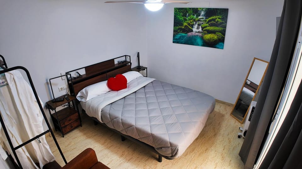 Bed, Photo of the whole room, Bedroom