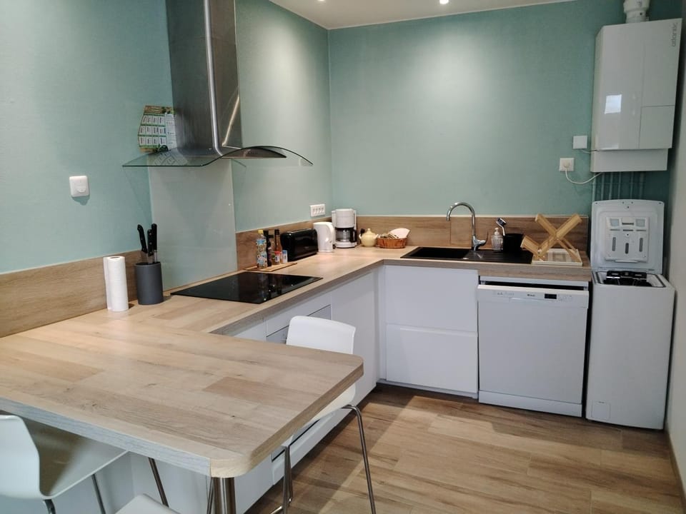 Kitchen or kitchenette, Dining area, dishwasher, stove