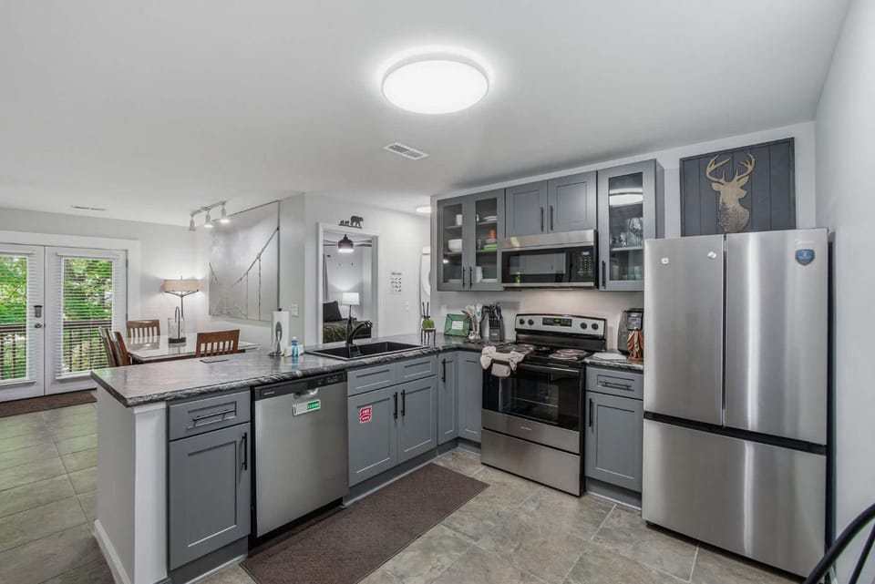 Natures Serenity Sleeps 6 Dog Welcome Hot Tub House in Sevier County