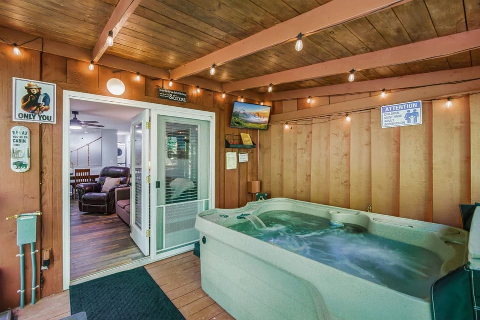 Natures Serenity Sleeps 6 Dog Welcome Hot Tub House in Sevier County
