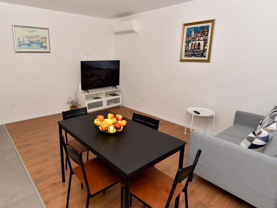Communal lounge/ TV room, TV and multimedia, Living room, Seating area, Dining area, air conditioner