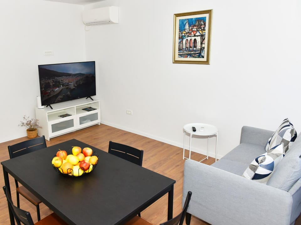 TV and multimedia, Living room, Seating area, Dining area, internet, air conditioner