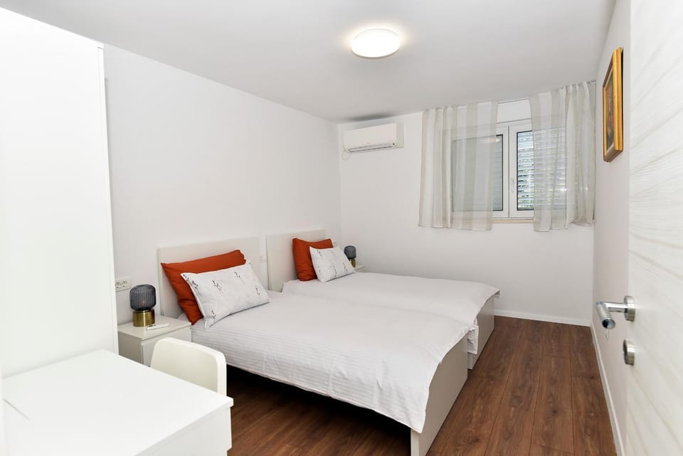 Bed, Bedroom, air conditioner