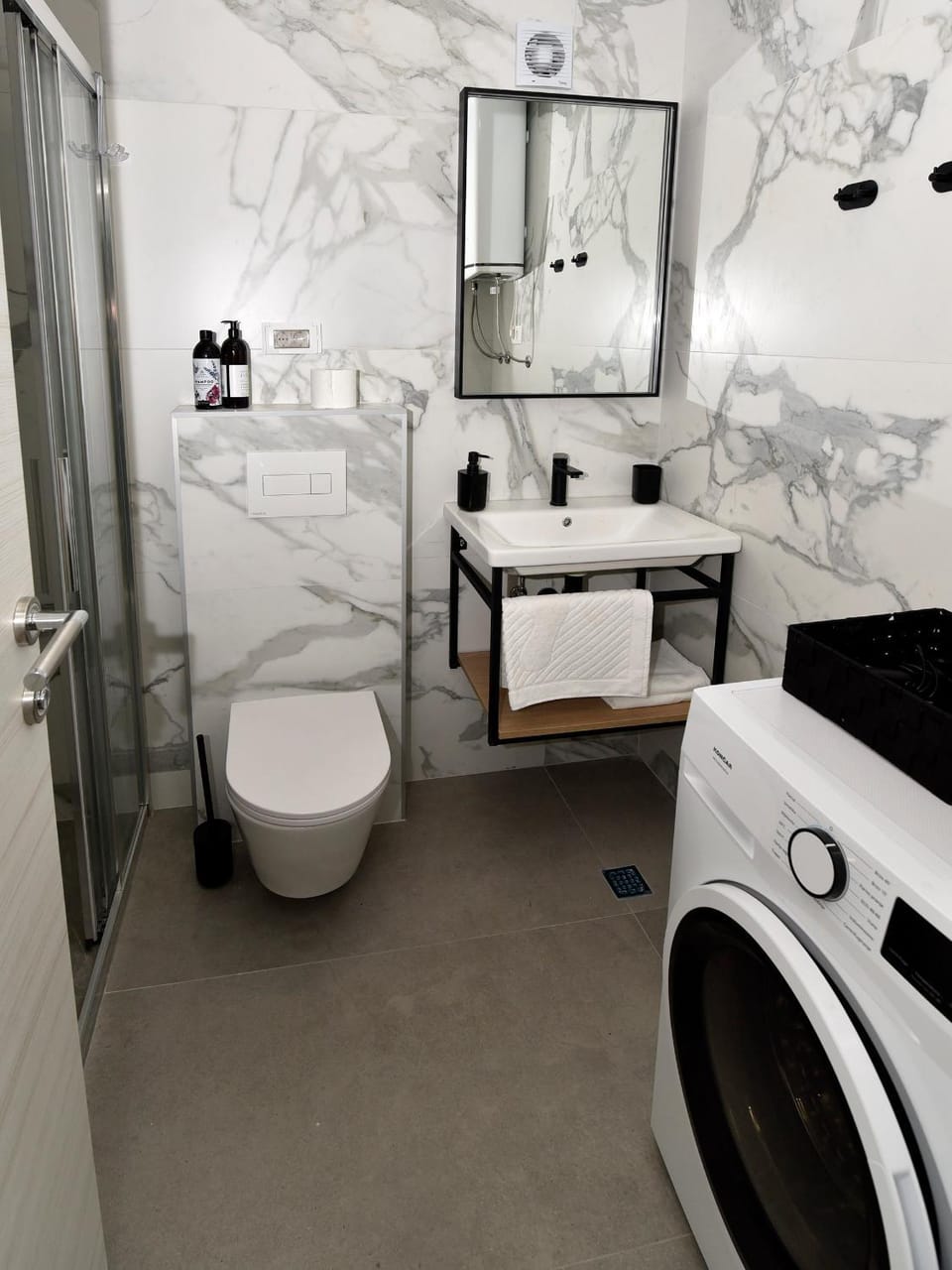 Toilet, Bathroom, towels, washing machine