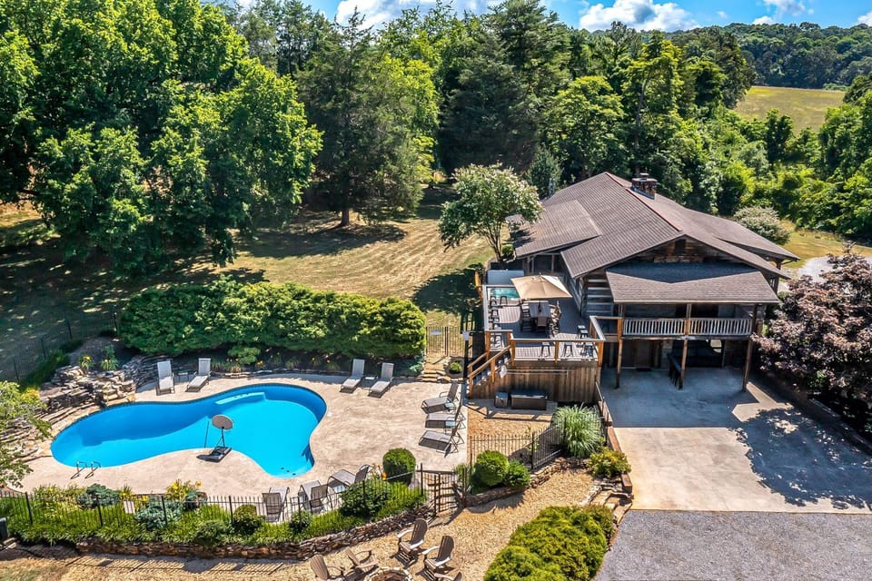 Spacious Serene Cabin Sleep 14 Pool Hot Tub Games Cabin in Sevierville