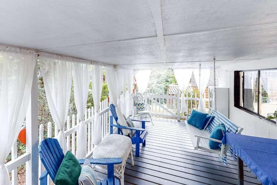 Cozy Home Sleep 6 Inviting Deck Game Room Hot Tub House in Gatlinburg