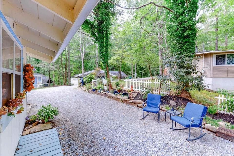 Cozy Home Sleep 6 Inviting Deck Game Room Hot Tub House in Gatlinburg