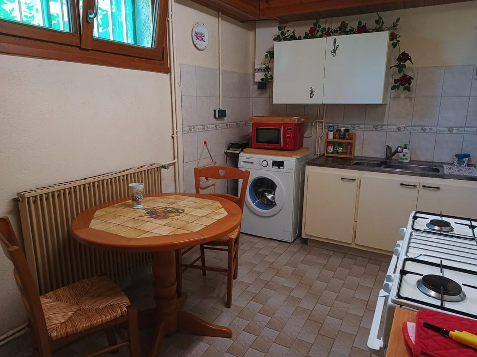 Kitchen or kitchenette, Living room