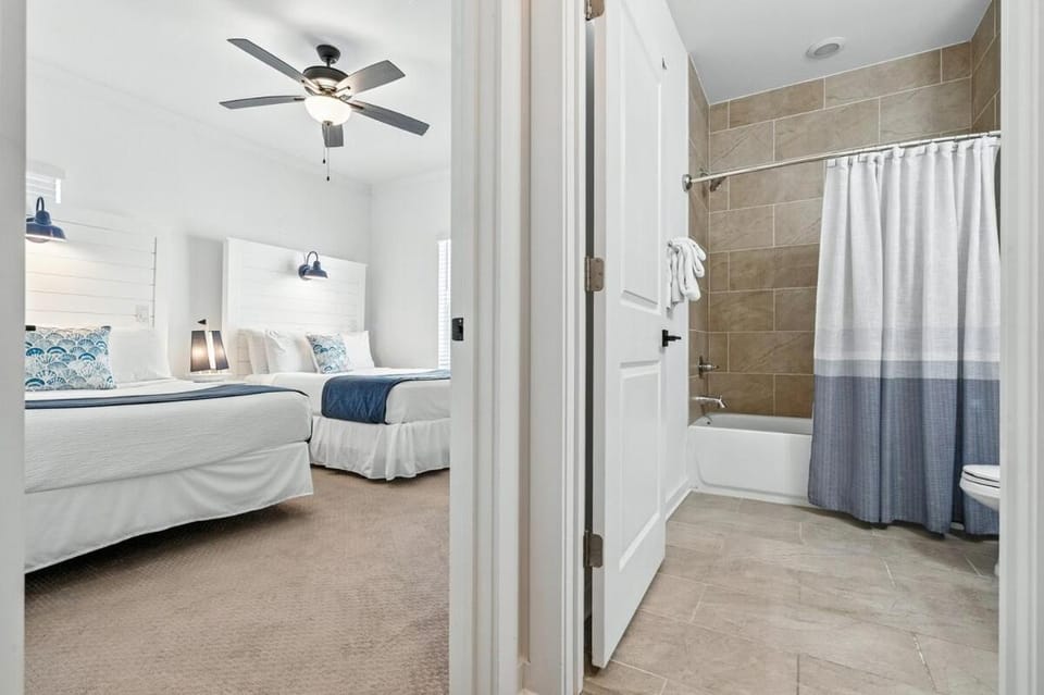 Famiy and Pet friendly, close to Wharf, pool House in Orange Beach