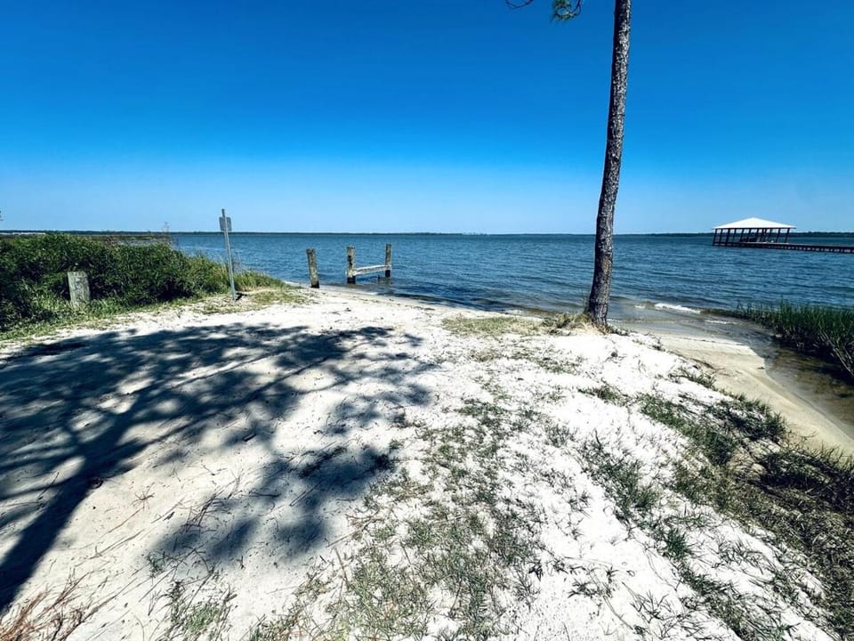 Famiy and Pet friendly, close to Wharf, pool House in Orange Beach