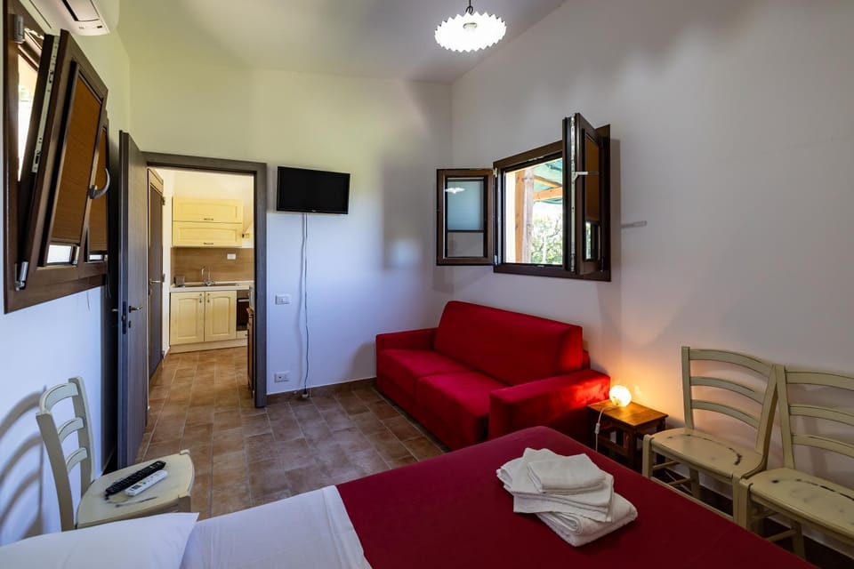 Bed, TV and multimedia, Bedroom, towels