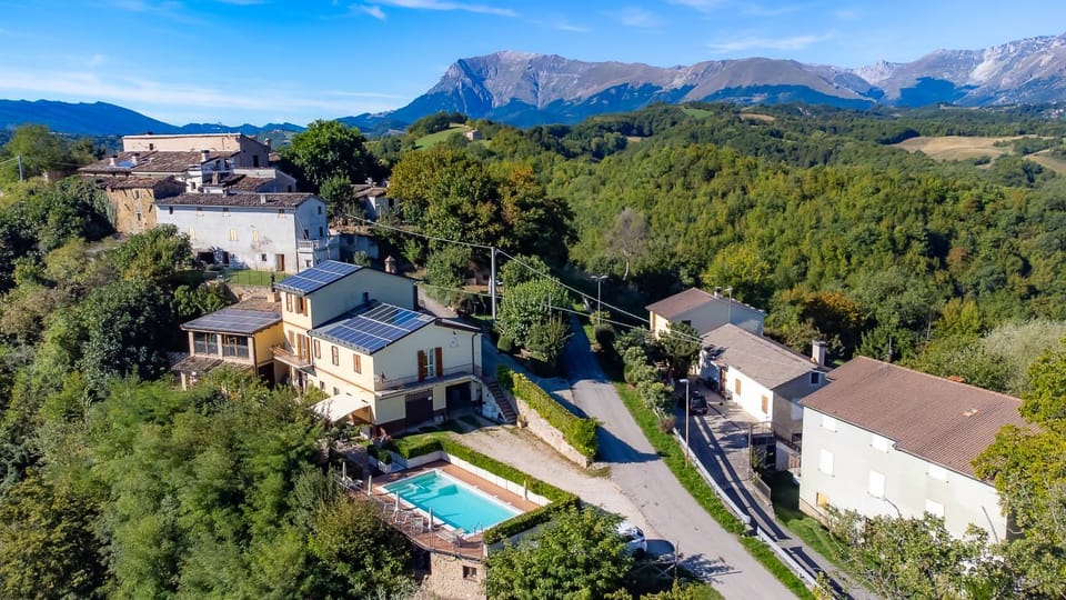 Mountain view, Pool view, Parking