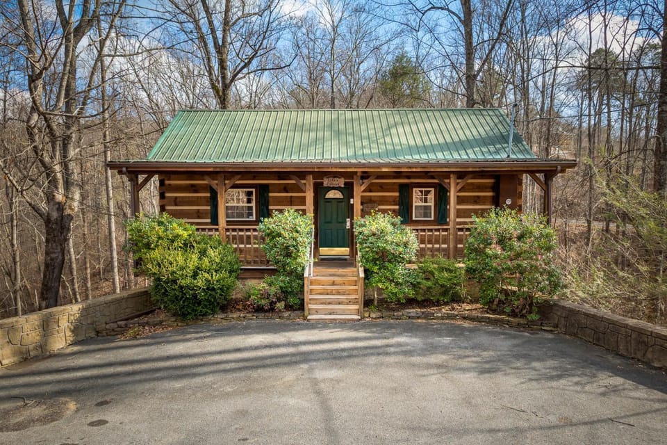 Cabin for 6 w Hot Tub & Game Room Cabin in Gatlinburg