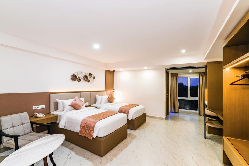 Bed, TV and multimedia, Living room, Photo of the whole room, Seating area, Bedroom, wardrobe