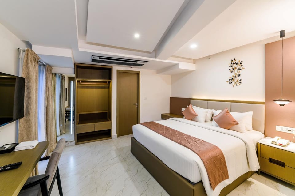 Communal lounge/ TV room, Bed, TV and multimedia, Photo of the whole room, Evening entertainment, Bedroom, hair dresser, wardrobe, air conditioner