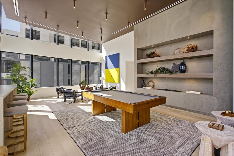 Upscale Downtown Condo Pool Gym & Skyline Views Apartment in Miami
