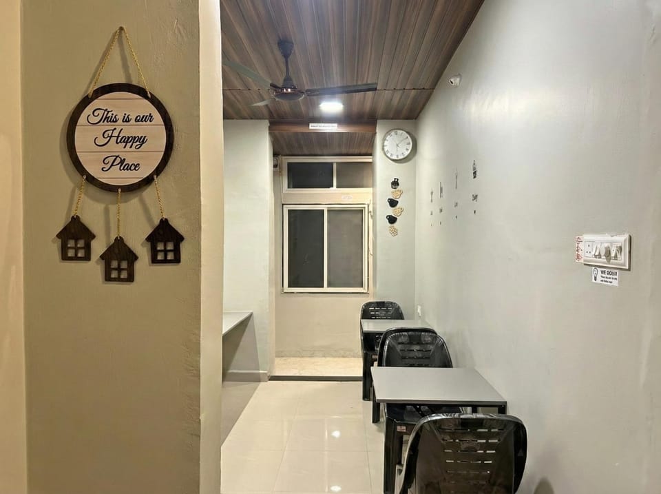 Restaurant/places to eat, Communal lounge/ TV room, Seating area