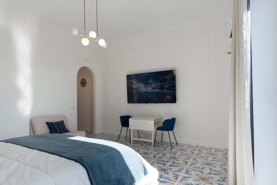 Bed, TV and multimedia, Bedroom