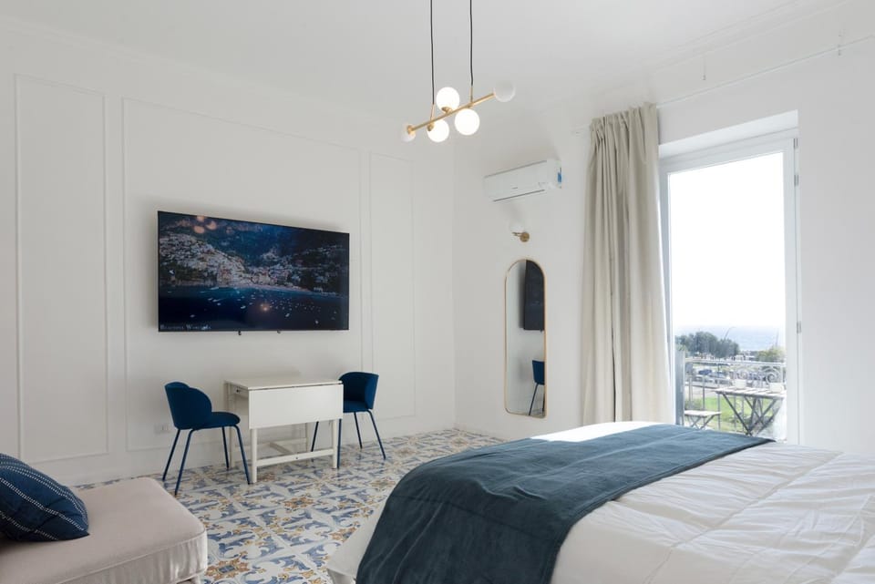 Bed, TV and multimedia, Balcony/Terrace, Bedroom