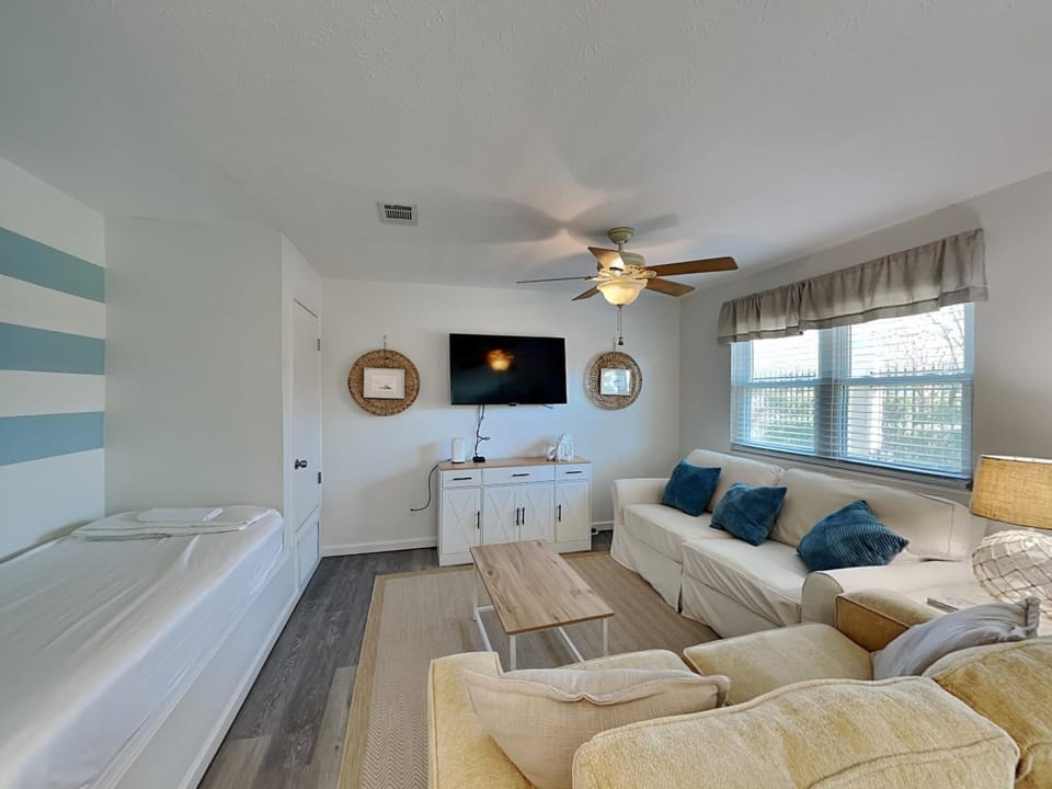 Bed, TV and multimedia, Living room, Seating area, furniture