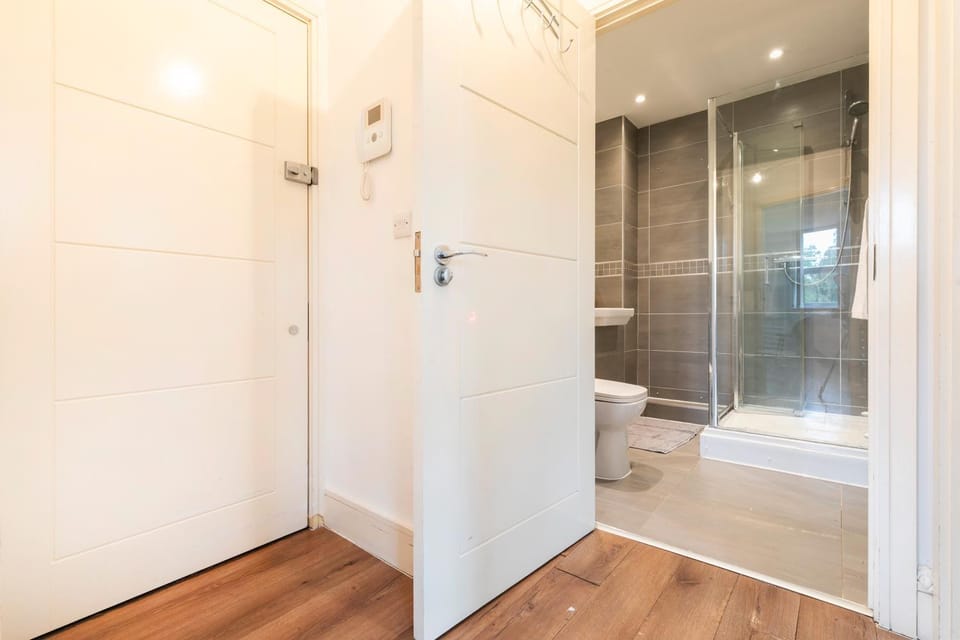 Private designer flat in Romford - 5 minute walk to Elizabeth Line Apartment in Romford