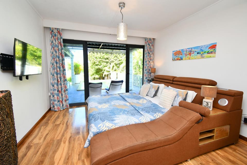 Bedroom, Pool view