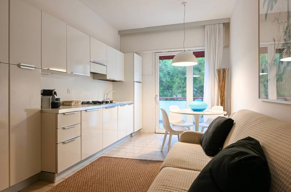 Kitchen or kitchenette, Living room, Seating area, Dining area, stove