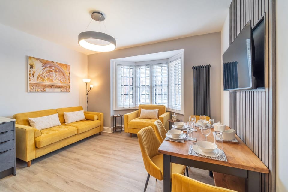 TV and multimedia, Living room, Seating area, Dining area