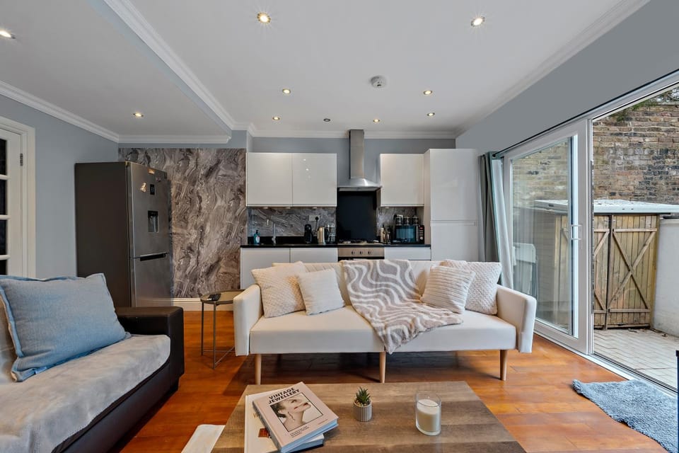 Kitchen or kitchenette, Living room, Seating area