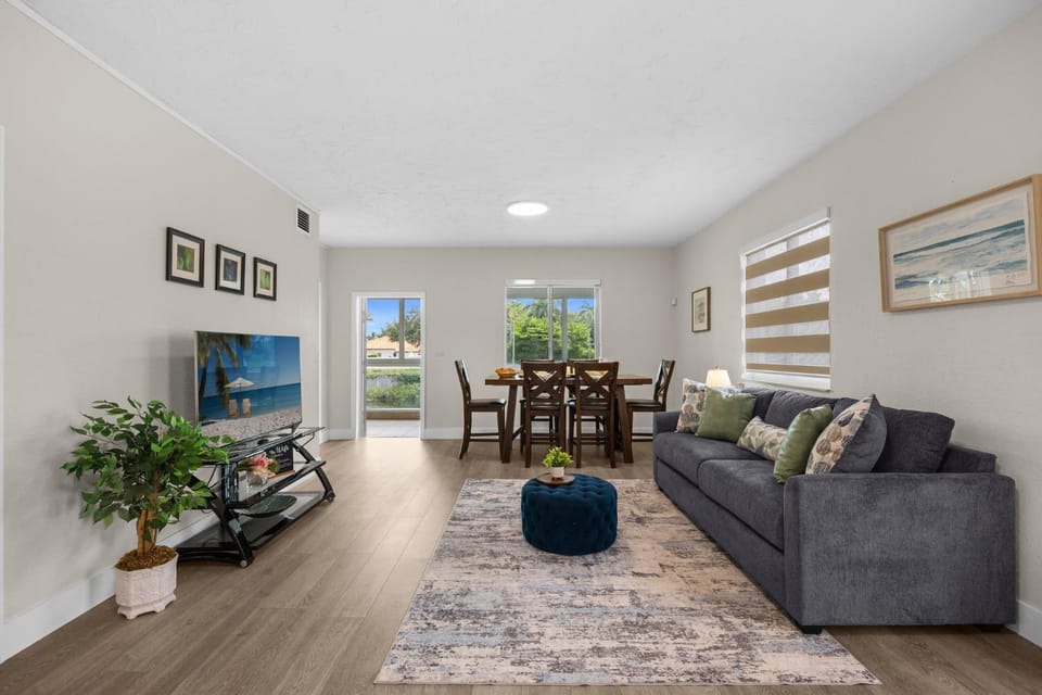 TV and multimedia, Living room, Seating area, Dining area