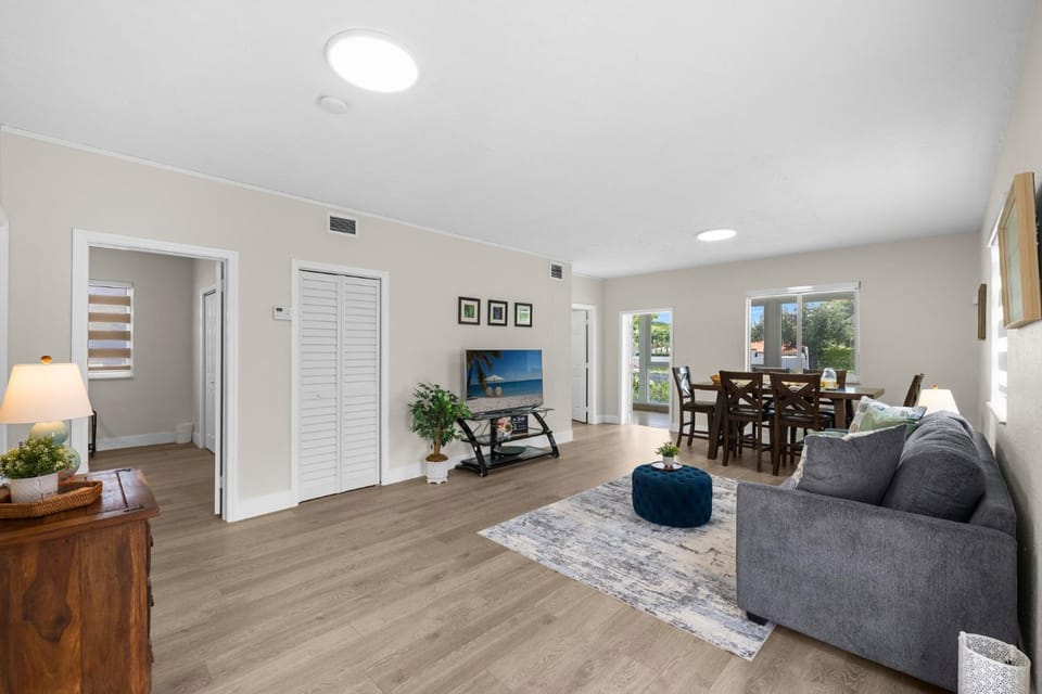 TV and multimedia, Living room, Seating area, Dining area