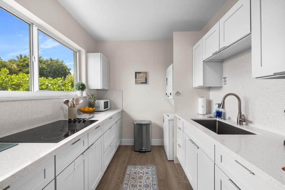 Canal-View Terrace, Family-Friendly, 5 Min to MIA House in Miami Springs