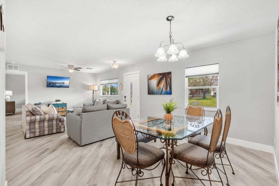 TV and multimedia, Living room, Seating area, Dining area